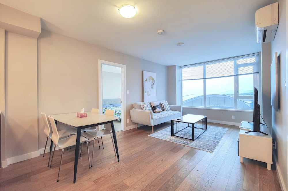 Richmond City Centre Apartment | 2BDR & 2Bath | AC | Free WiFi & Parking @ Oval Park