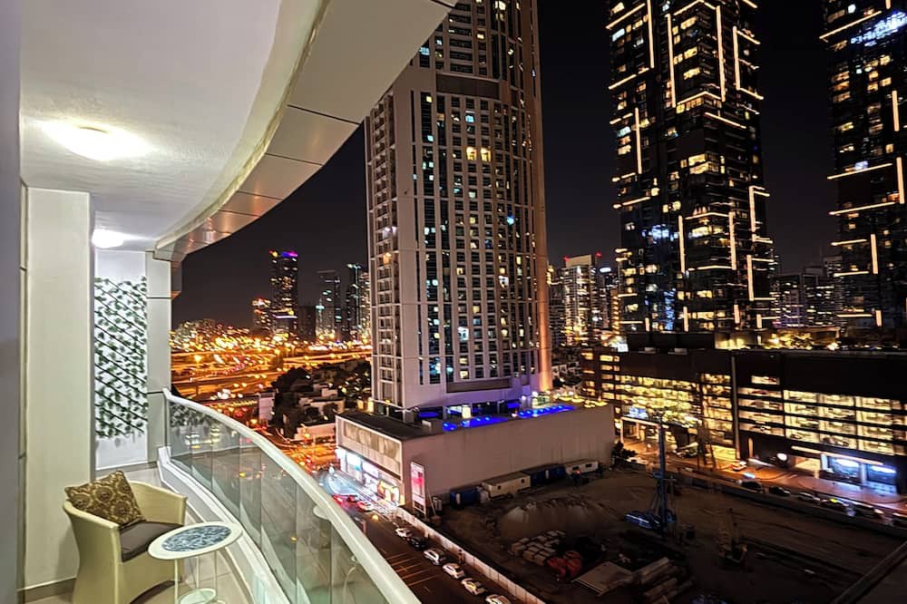 Dubai Media City Apartment | Luxurious 1-Bedroom Apartment in Dubai Marina: Pool, Hot Tub & Workspace