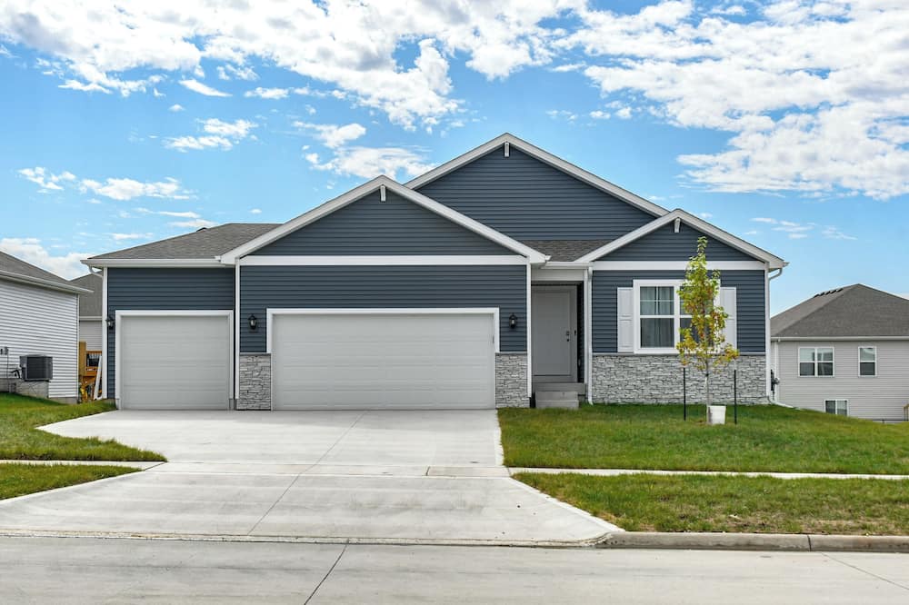 Waukee House | 1 Mi to Golf: Quiet Waukee Home w/Fireplace!