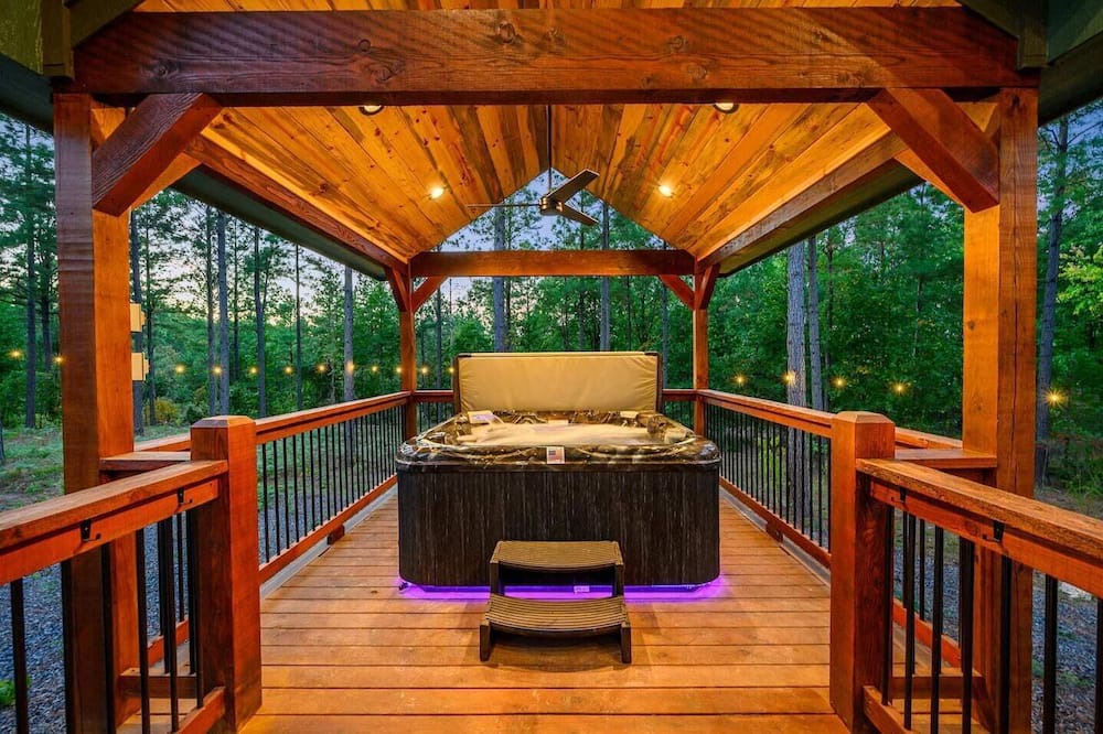 Pickens Cabin | Perfect for families, this new 2-story cabin on 1 acre sleeps 10