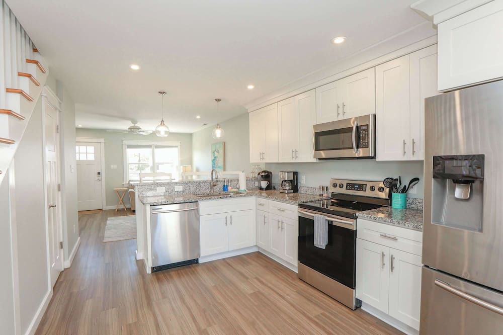 Chic's Beach Apartment | Sojourn's Sea Views with Balcony Sleeps 4