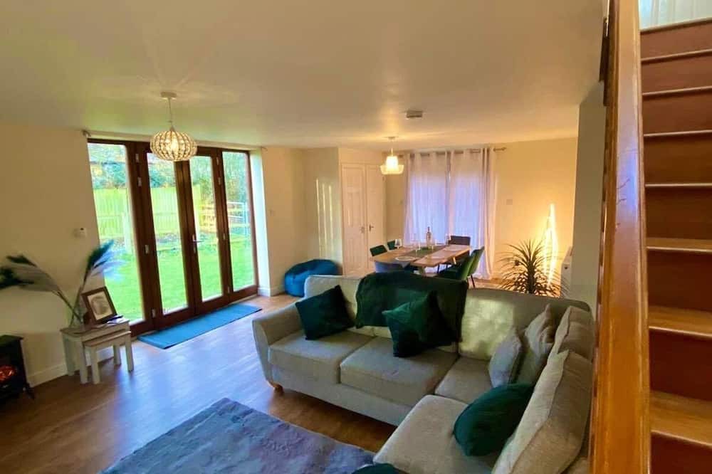Sibford Gower House | Radway Retreat - Cozy Countryside House