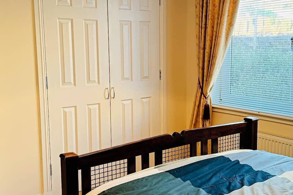 Kirkcaldy Apartment | Immaculate 2-Bed Apartment in Kirkcaldy