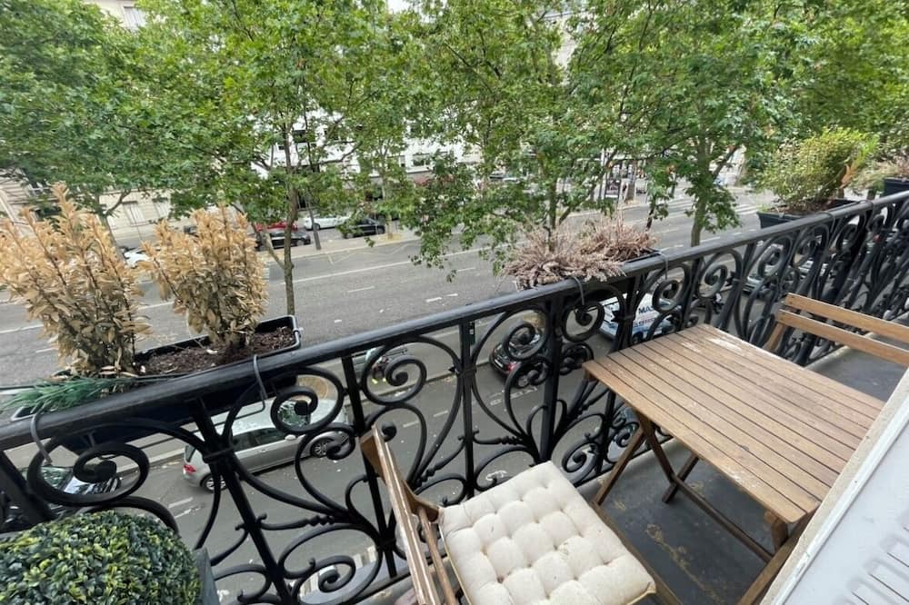 Champs-Elysees Apartment | Champs-Élysées Elegance