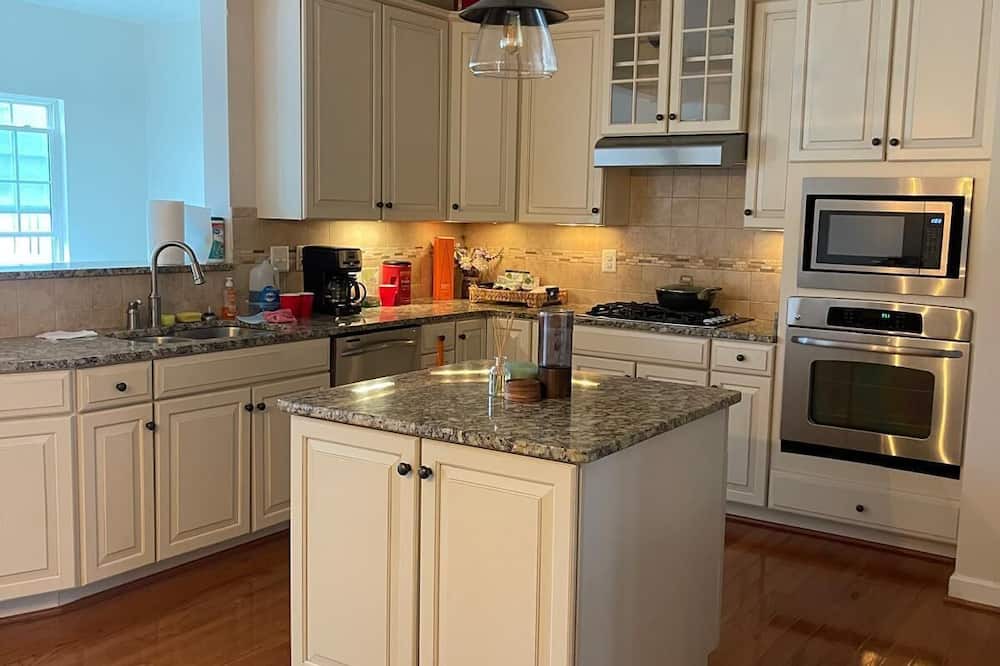 Burtonsville House | Charming 3-bedroom townhome in Burtonsville with a great view