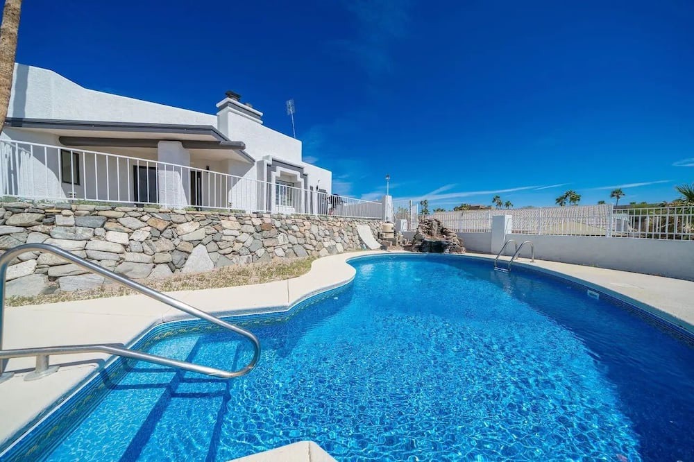 Lake Havasu City House | Modern Paradise, Pool, BBQ, Patio, Games, AC. Close to lake and entertainment