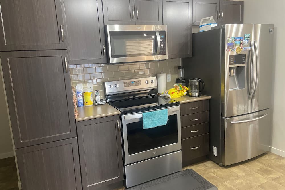 Southwest Edmonton Apartment | Fabulous 2-bedroom apartment with WiFi in charming Edmonton