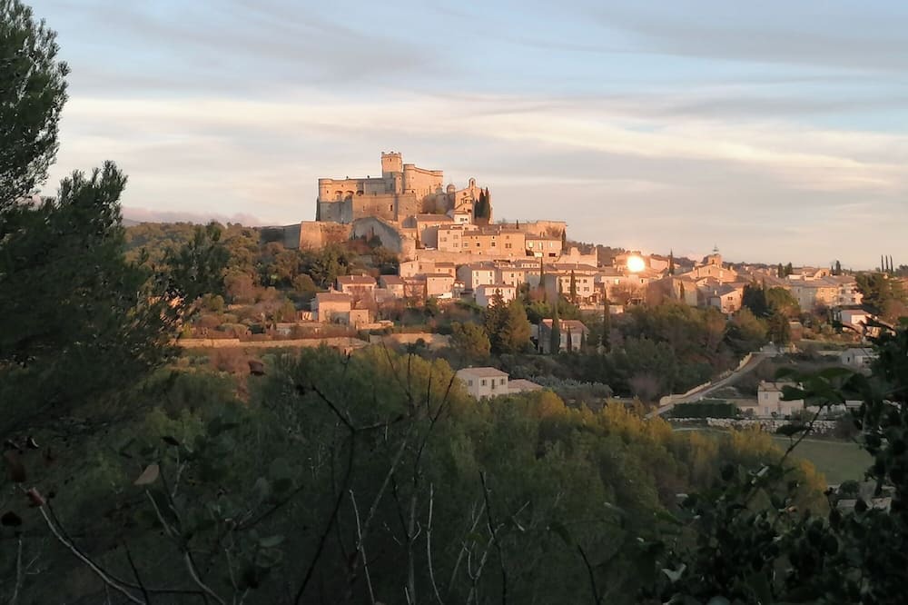 Le Barroux Apartment | Accommodation with terraces and swimming pool in the center of the village of Le Barroux