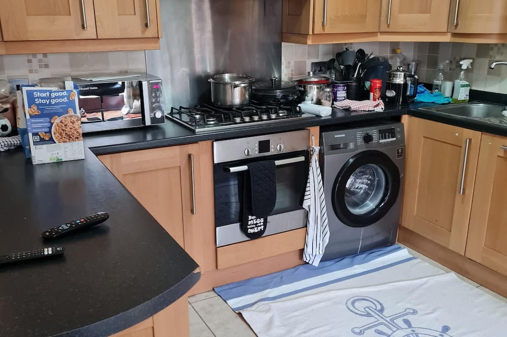 Sherborne St. John House | 4 Bed house with 4 cozy en-suites, large kitchen, 15 mins walk from hospital