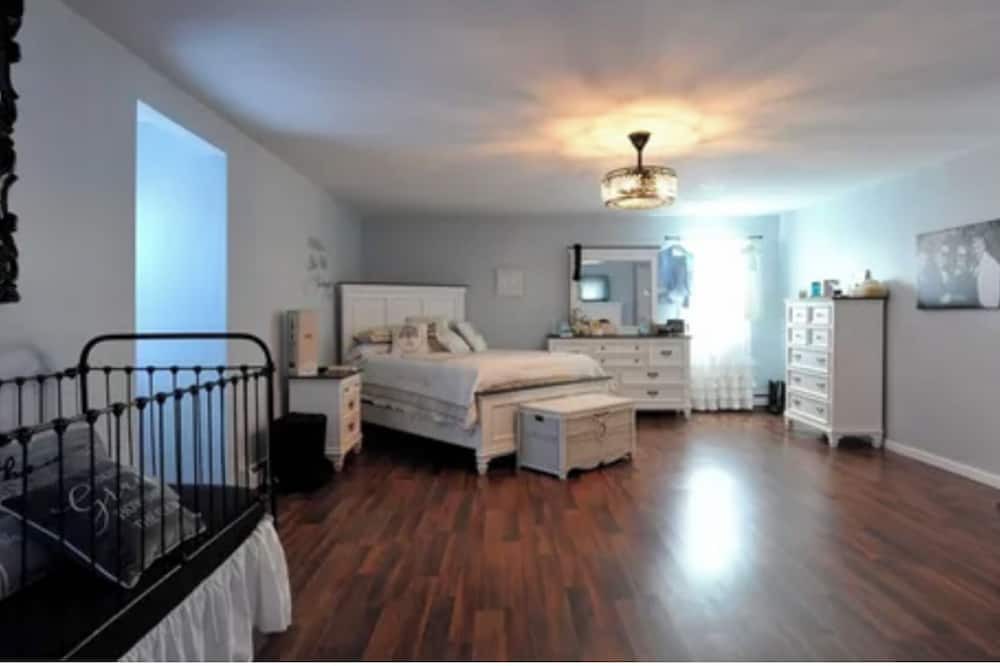 Avoca House | Spacious house in charming Avoca NY with WiFi, AC and eight person, hot tub.
