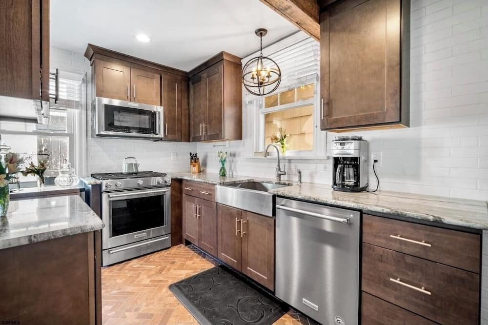 North End House | 5 bedrooms, Sleeps 12, steps to beach and boards with parking in the Gardens