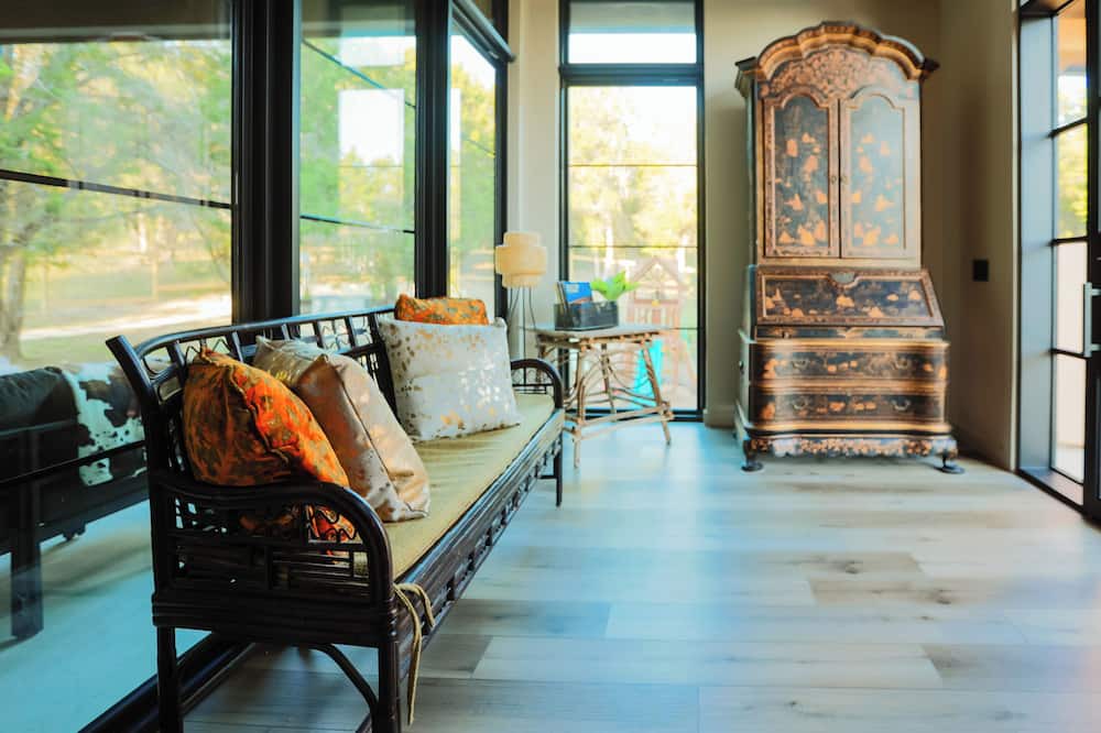 Austin House | 20 mins to downtown/Cowboy Pool /Hot Tub/Patio/Sleeps 12