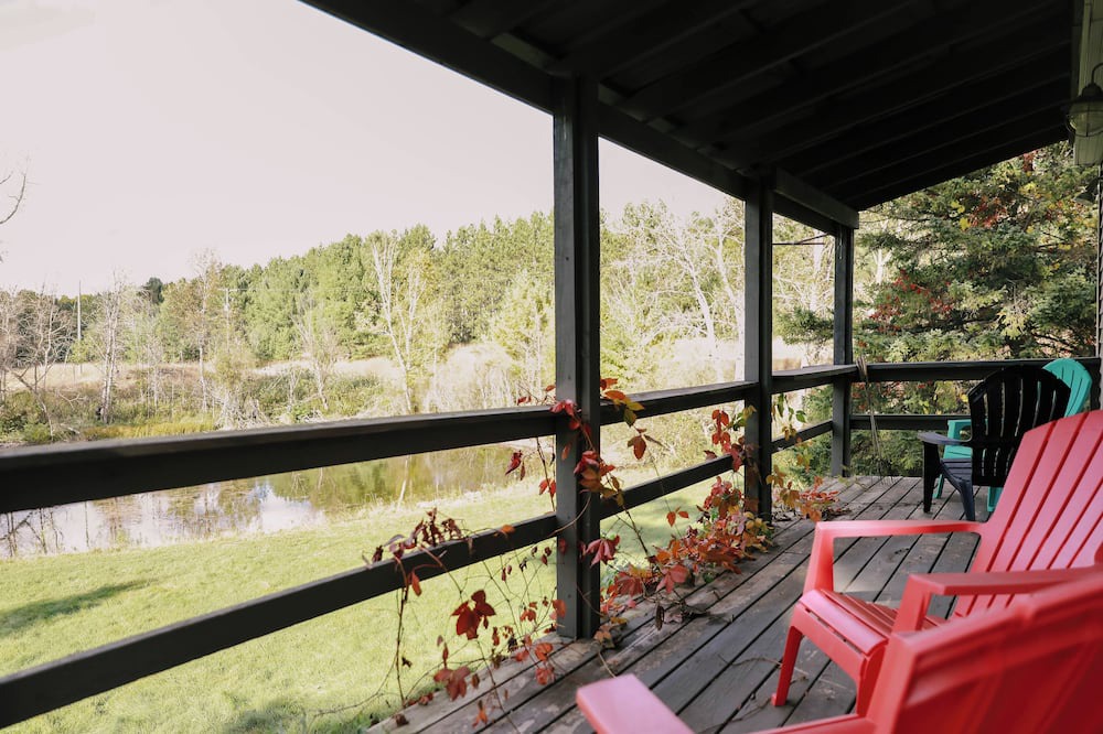 Cheboygan County House | Cozy 1-loft room house with Fast WiFi, in charming Indian River. Near Mackinaw.