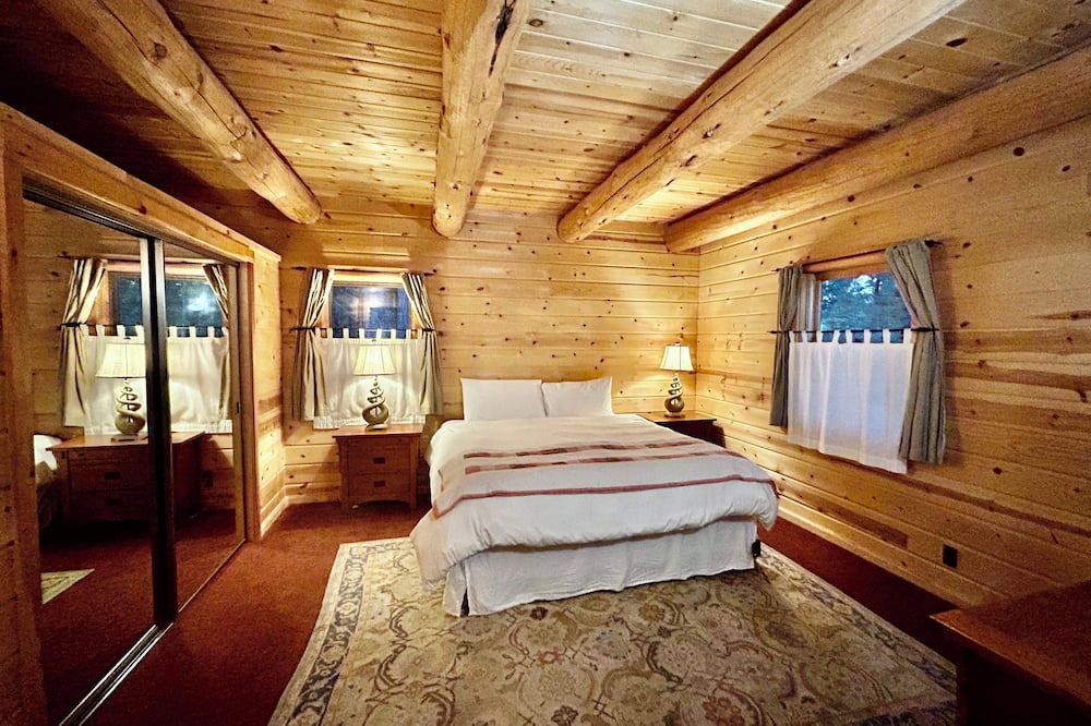 Three Rivers House | Charming 2-bedroom house in welcoming Bend/Sunriver area with WiFi, AC