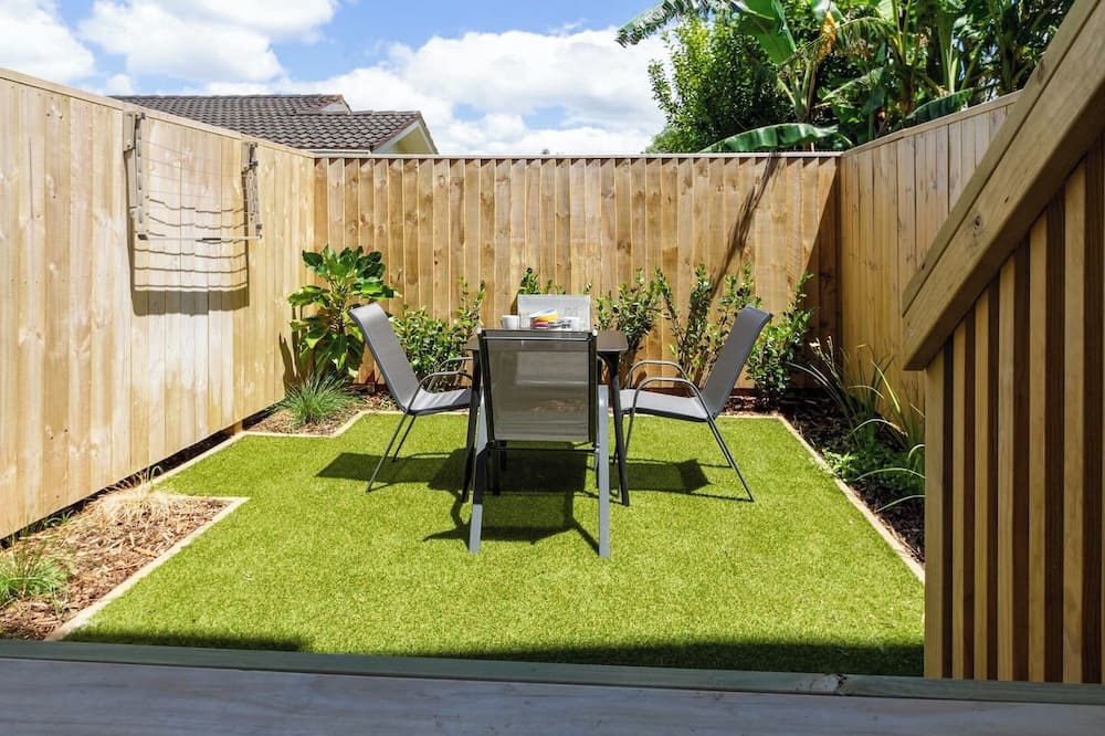 Henderson House | Conveniently Located 2BR Townhouse in West AKL