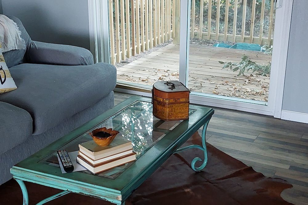 Bison Cabin | Cozy cabin in small town Crescent with WiFi