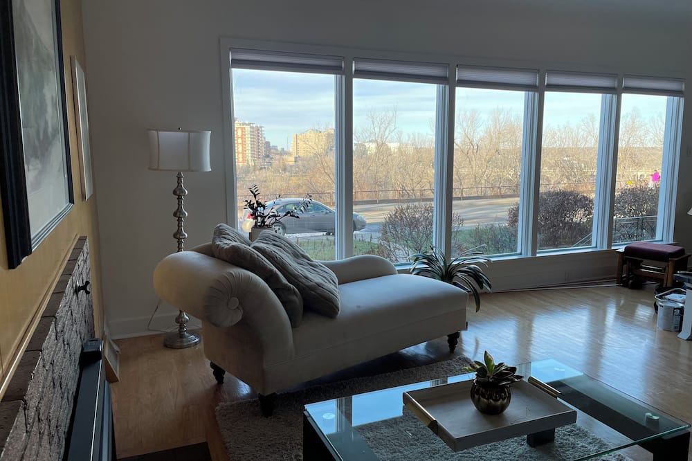 Saskatoon Downtown House | 5 minutes to downtown, University, Hospital, Cozy Gallery House on the River