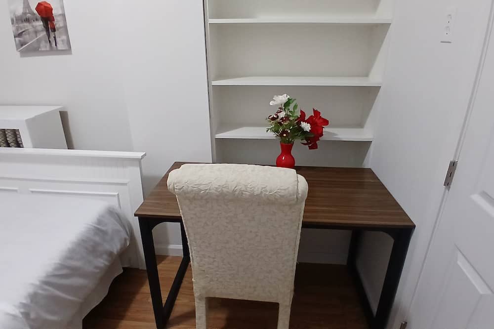 New London Apartment | Cozy small bedroom for one person. Only half mile from Rt.95