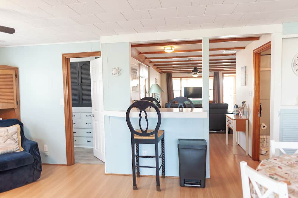 Seabrook Cottage | Charming 2-bedroom cottage at fabulous Seabrook Beach with breathtaking sunsets!