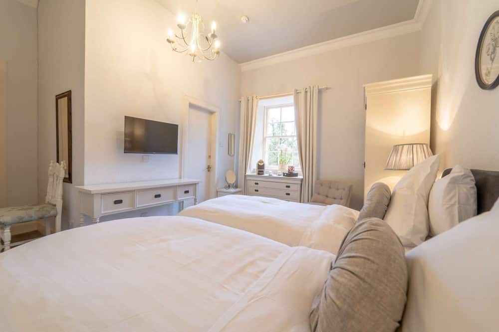 Livingston Cabin | The Orchid Suite room with garden views