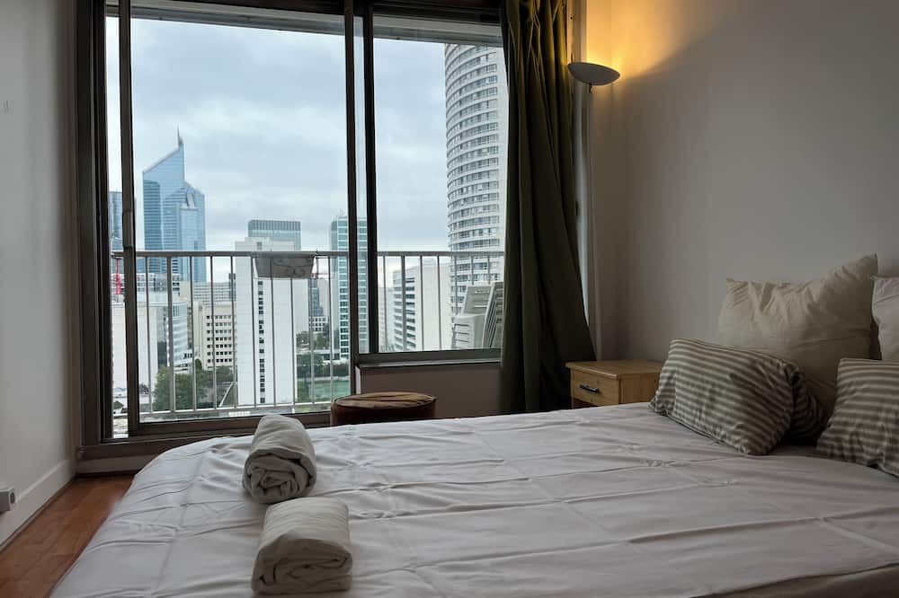 Puteaux Apartment | Chic & Spacieux avec vue imprenable sur la Défense