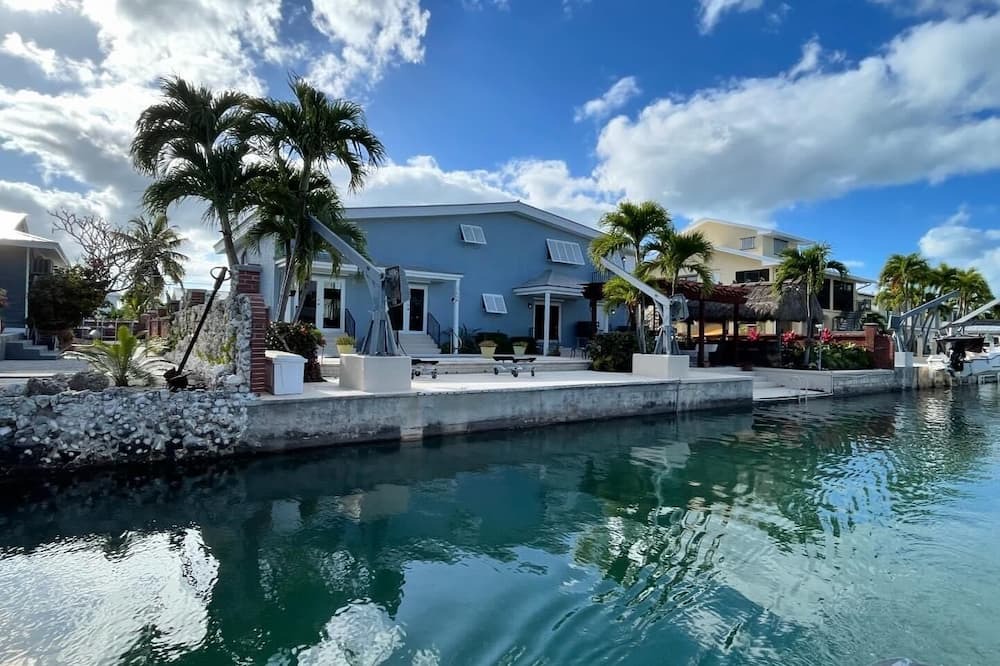 Big Coppitt Key House | 4BR/3BA Waterfront Home w/Pool, Tiki Bar, Dock, close to Key West, Sleeps 10