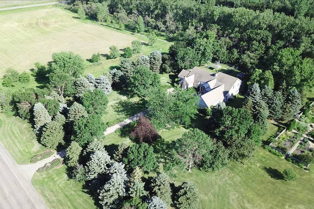 Aberdeen House | Deer Creek Country Escape - spacious 5 bedrooms with a private walking trail