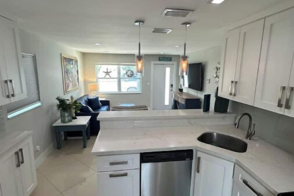 Southwest House | Charming 2-bedroom duplex in delightful West Palm Beach with WiFi, AC, Laundry.