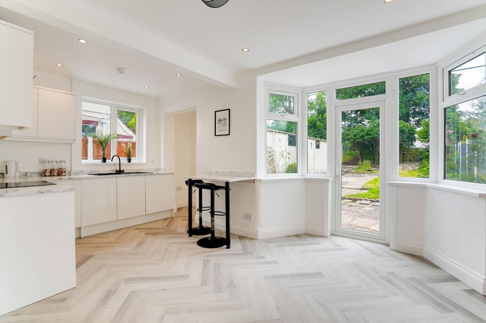 Wolverhampton House | Stylish House in Wolverhampton with Free Parking