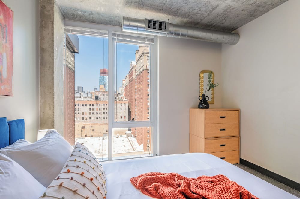 The Loop Apartment | Downtown 2bd #6 +Gym near Park, Lake, Museums