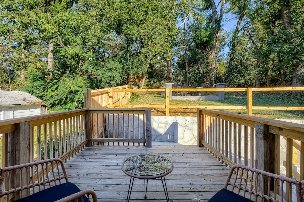 Riverview House | Family-Friendly Stay in Kansas 3Bedroom w/Backyard Arcade & Fire Pit