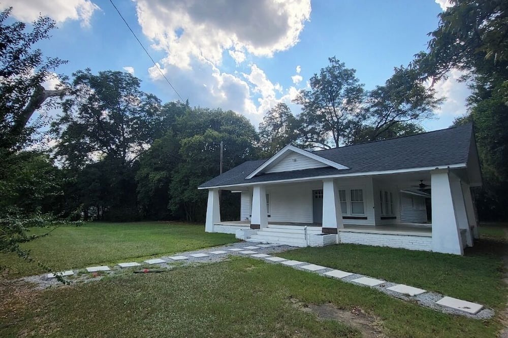 Macon House | 3bed2 ba house in marvelous Macon and 15 min from WR Airforce base with WiFi, AC