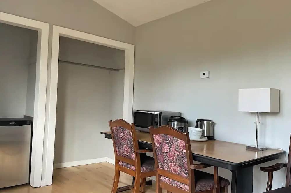 North Okanagan Cabin | The Mansard suite two-bedroom plus den