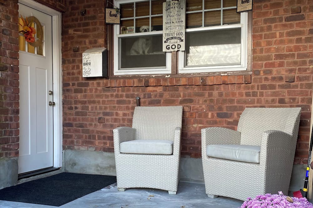 Schenectady Apartment | Charming 2-bedroom apartment shopping center Downtown & Casino minutes away