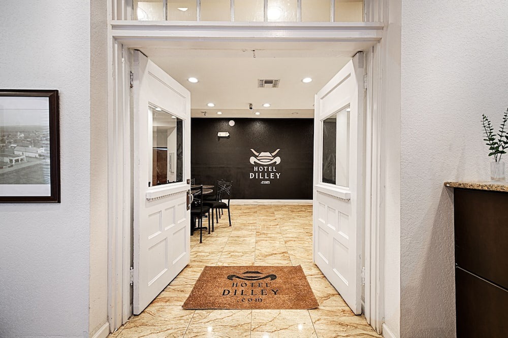 Dilley House | Historic Hotel Dilley Grand- 2 Double Beds