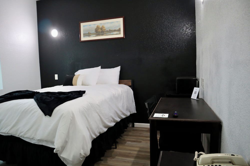 Dilley House | Historic Hotel Dilley Grand- Queen ADA Bed
