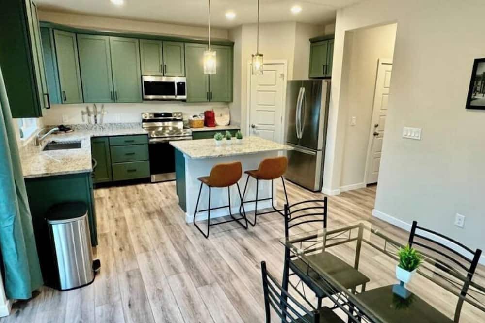 Superior House | Spacious Home. Trails, open space & Views.nn