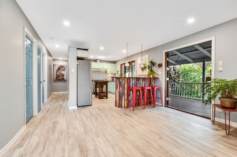 Marcoola House | Seafarer's Retreat is a renovated family property boasting room for up to 16.