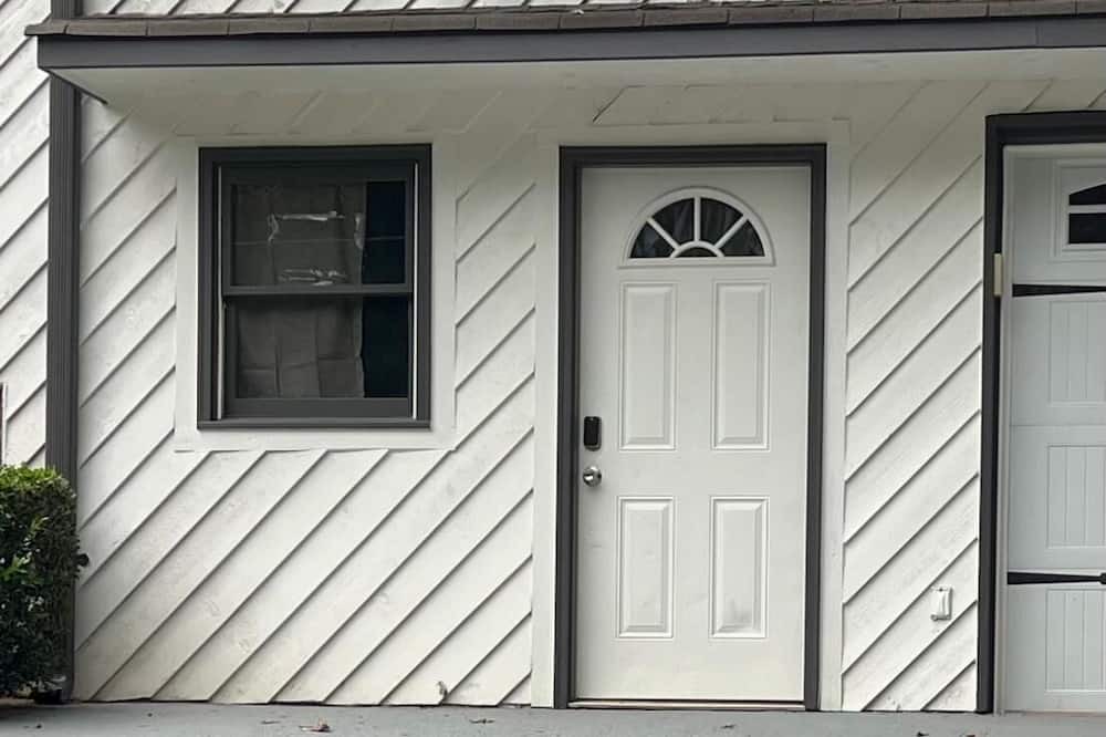 Marietta House | Pit Stop… Private Entrance, Independent & Convenient & Comfy Bedroom!