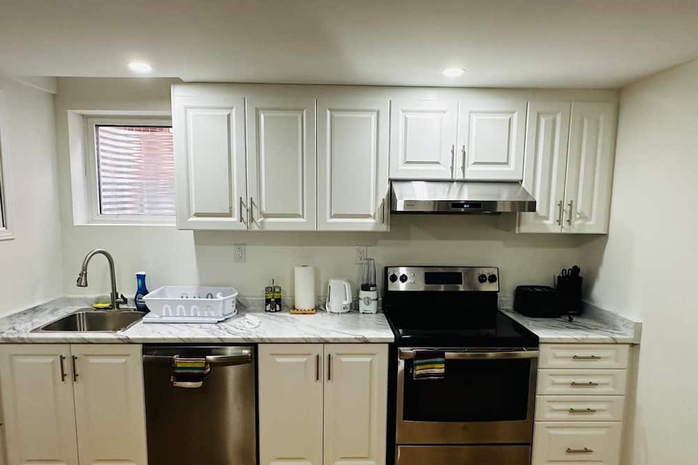 Brampton Apartment | 2 Bedroom +1 Bath with Full Kitchen.Fully furnished cozy apartment.