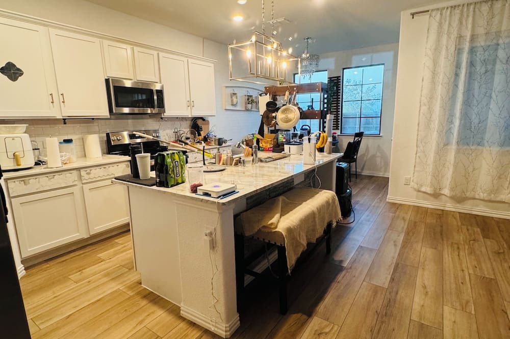 Clear Lake House | Comfy room near lake with shared amenities