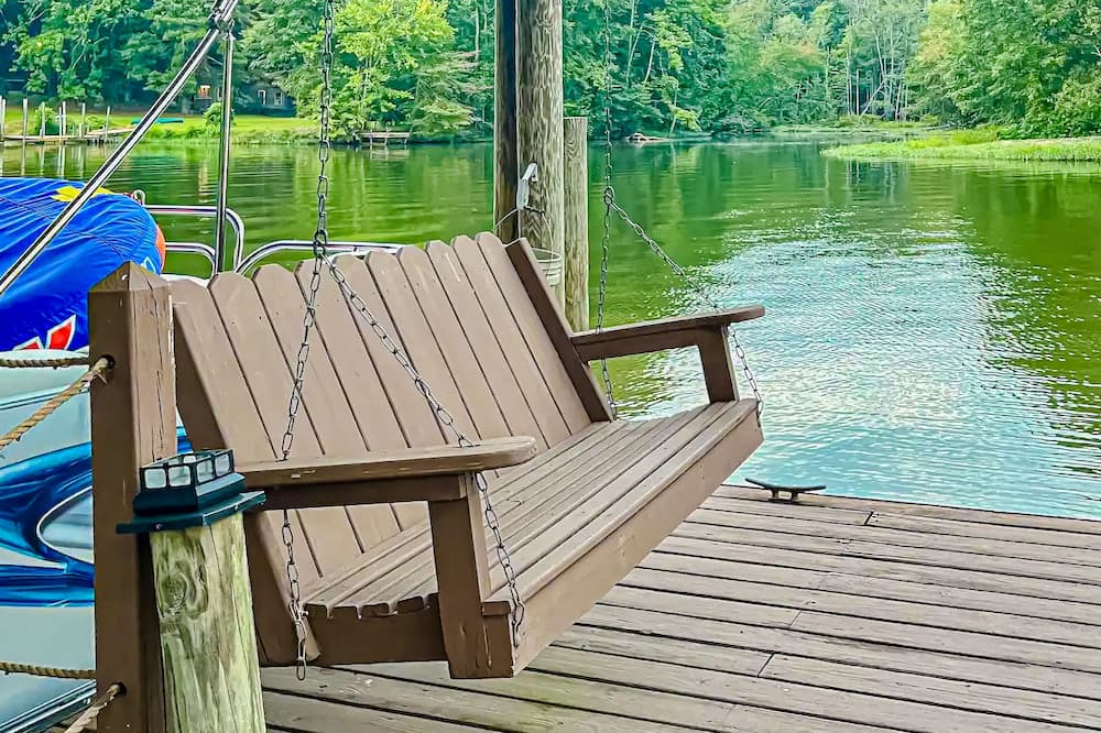 Stemley House | Lakefront dog friendly retreat w/boat ramp & dock
