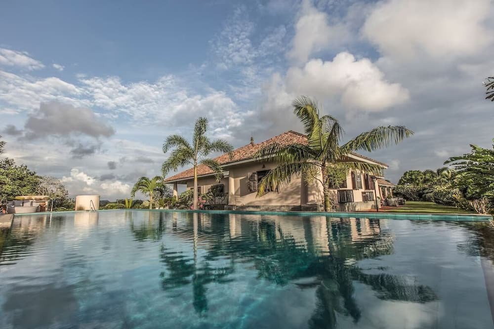 Kathaluwa Apartment | Villa Mayurana - Signature Suite, Pool View, Poolsiden