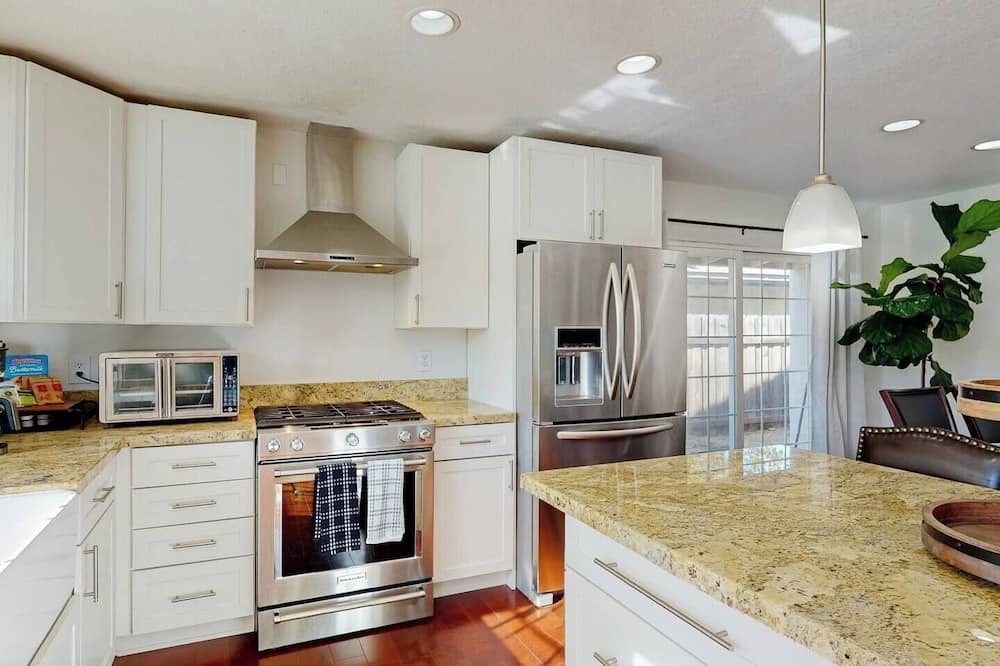 Thousand Oaks House | 3BR Mountain View Home with Pool, Spa, & Patio