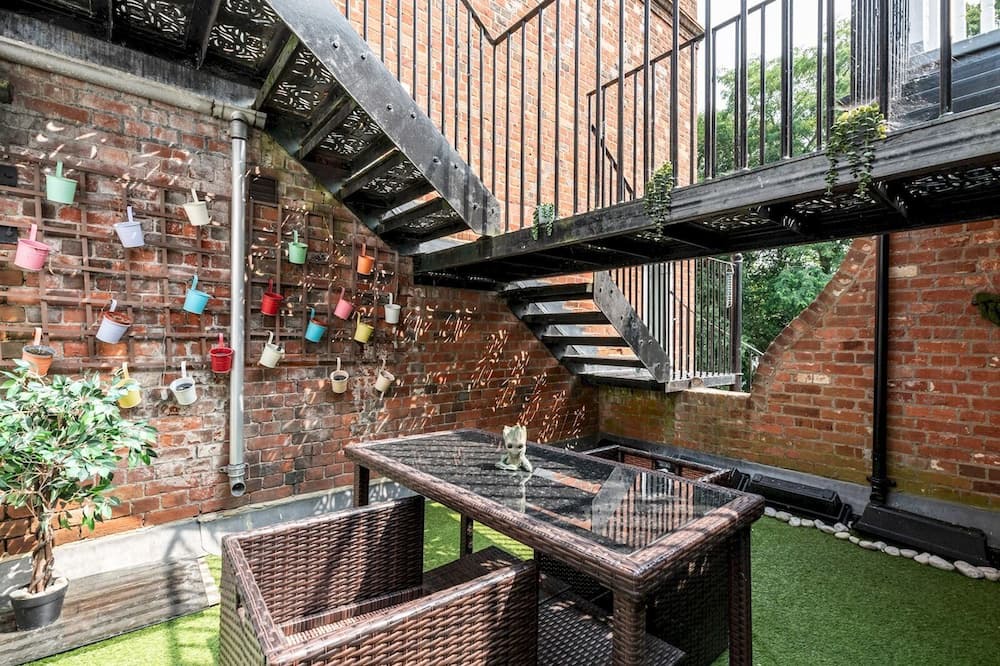 Coombe Hill Apartment | Spacious Elegance, free parking perfect for London| Pass the Keys