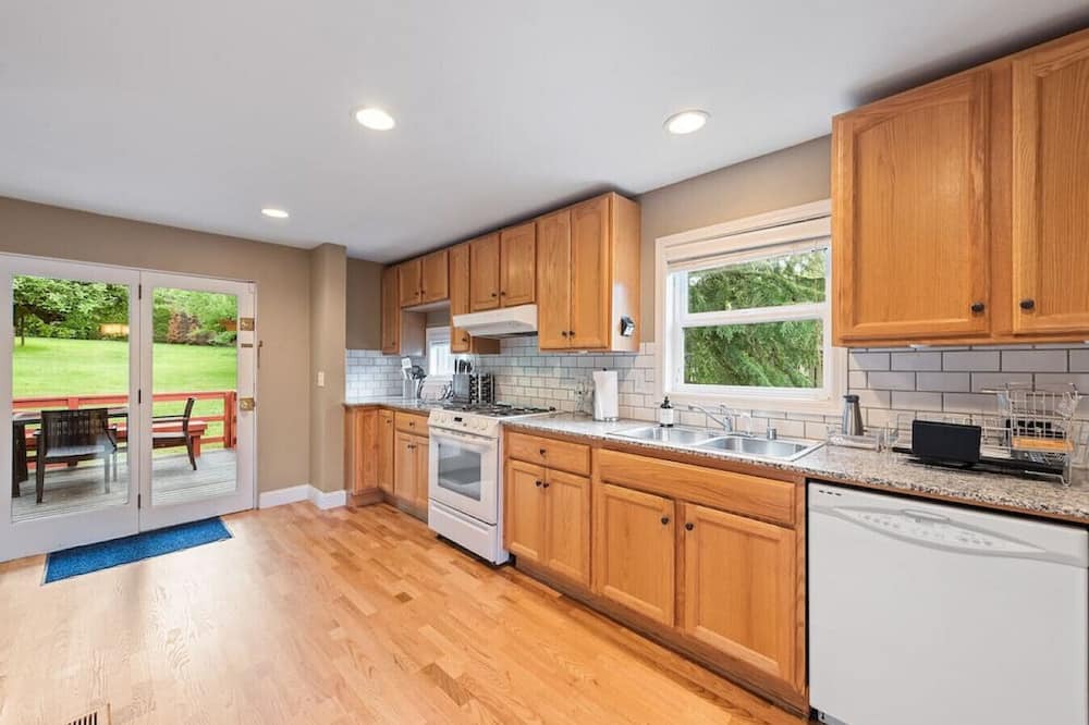 Mercer Island House | Private park in a cozy home next to I-90 huge yard