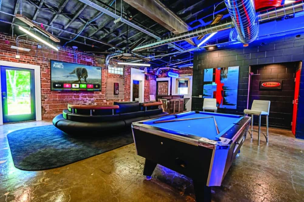 Sparta House | Art Inspired Micro-Hotel - 2 Studio Suites | Grill | Pool Table