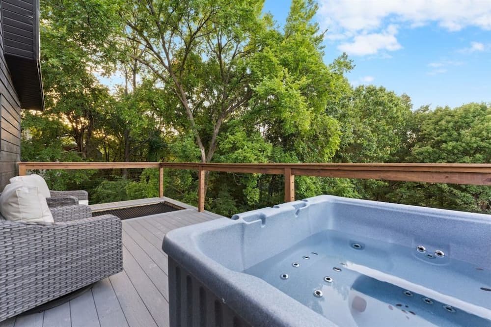 Omaha House | The Constellations Orion & Taurus - Romantic Steam Showers, Hot Tubs, and Table Rock Lake