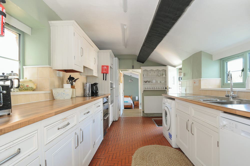Hartland Cottage | ORCHARD COTTAGE, pet friendly, character holiday cottage in Hartland