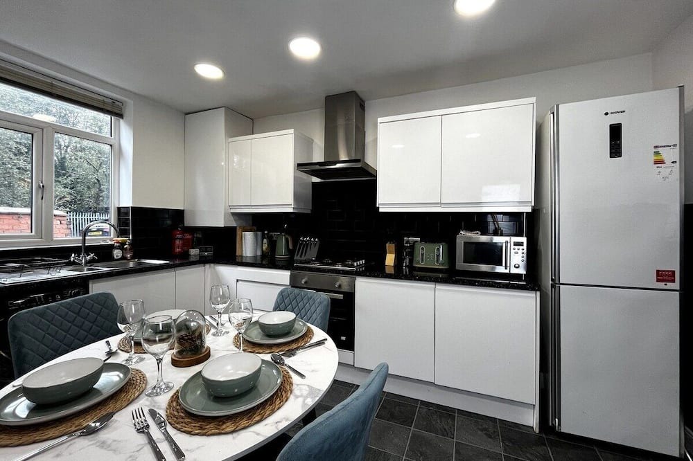 Walkden House | Tranquil 3 Bed Oasis and Parking